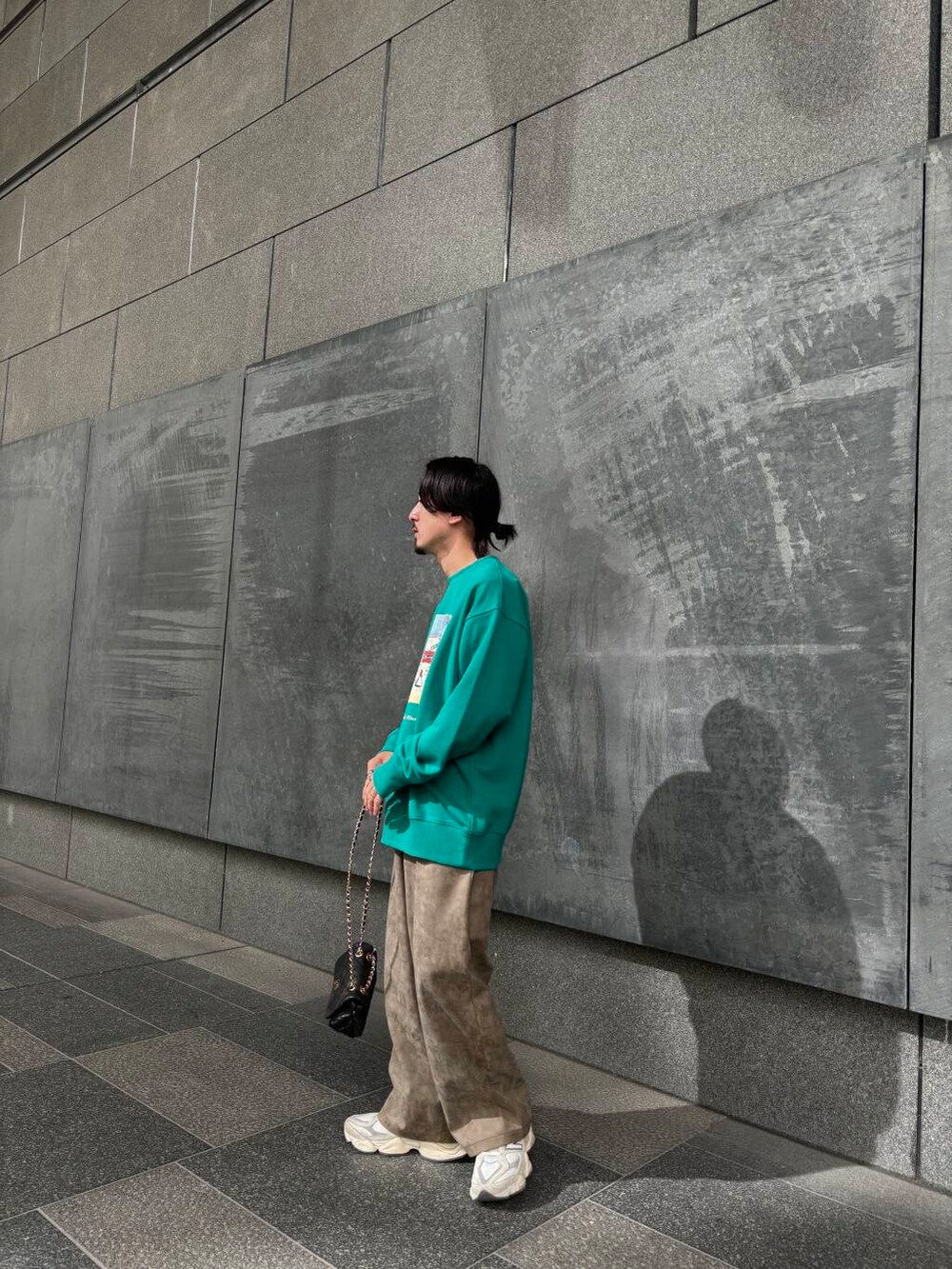 グリーン系のその他パンツ、グリーン系のスウェットを着用したメンズの秋コーディネートの3枚目の写真