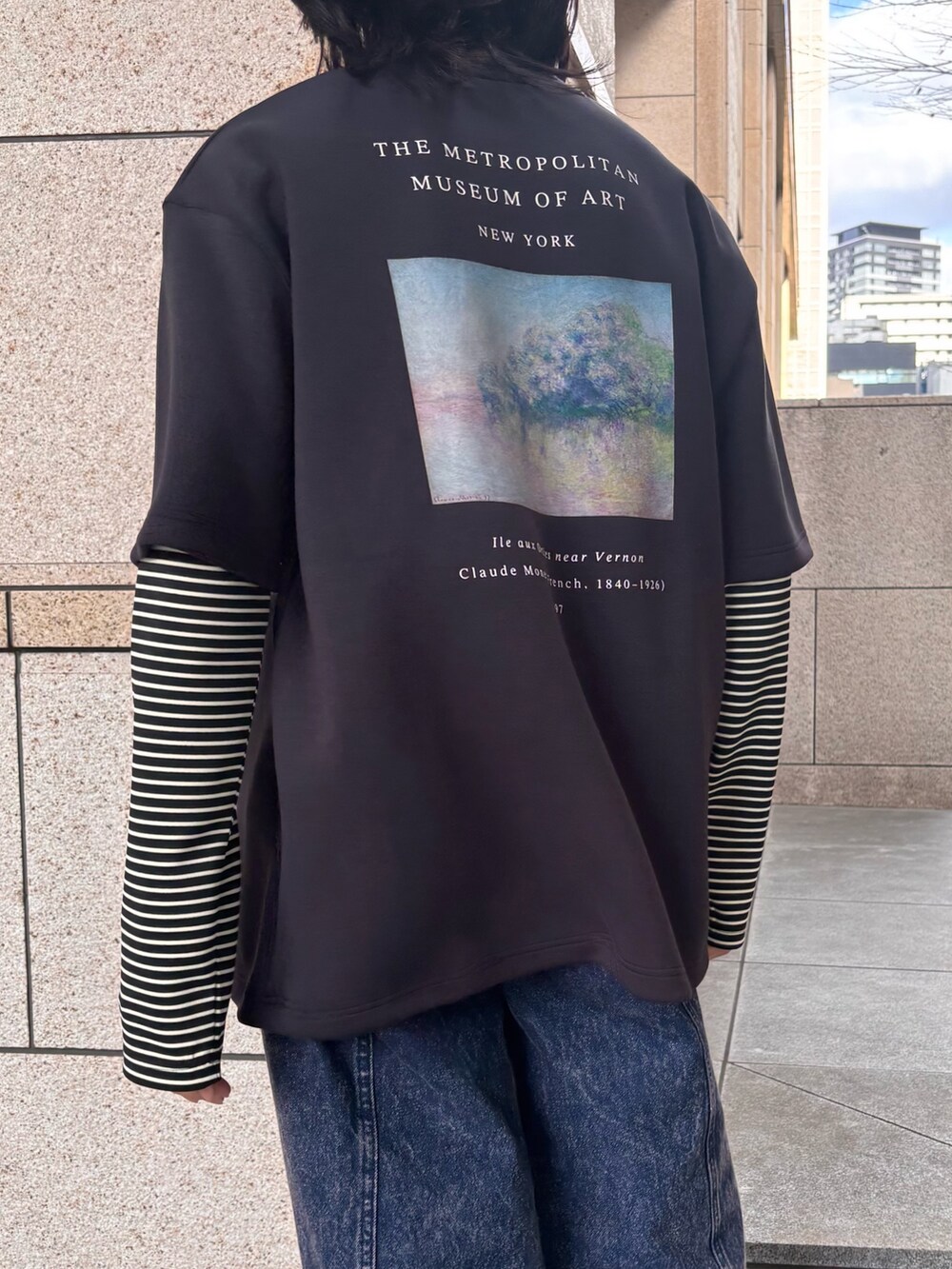 ブラック系のTシャツ/カットソー、ホワイト系のTシャツ/カットソー、ブルー系のデニムパンツを着用したメンズの春コーディネートの5枚目の写真