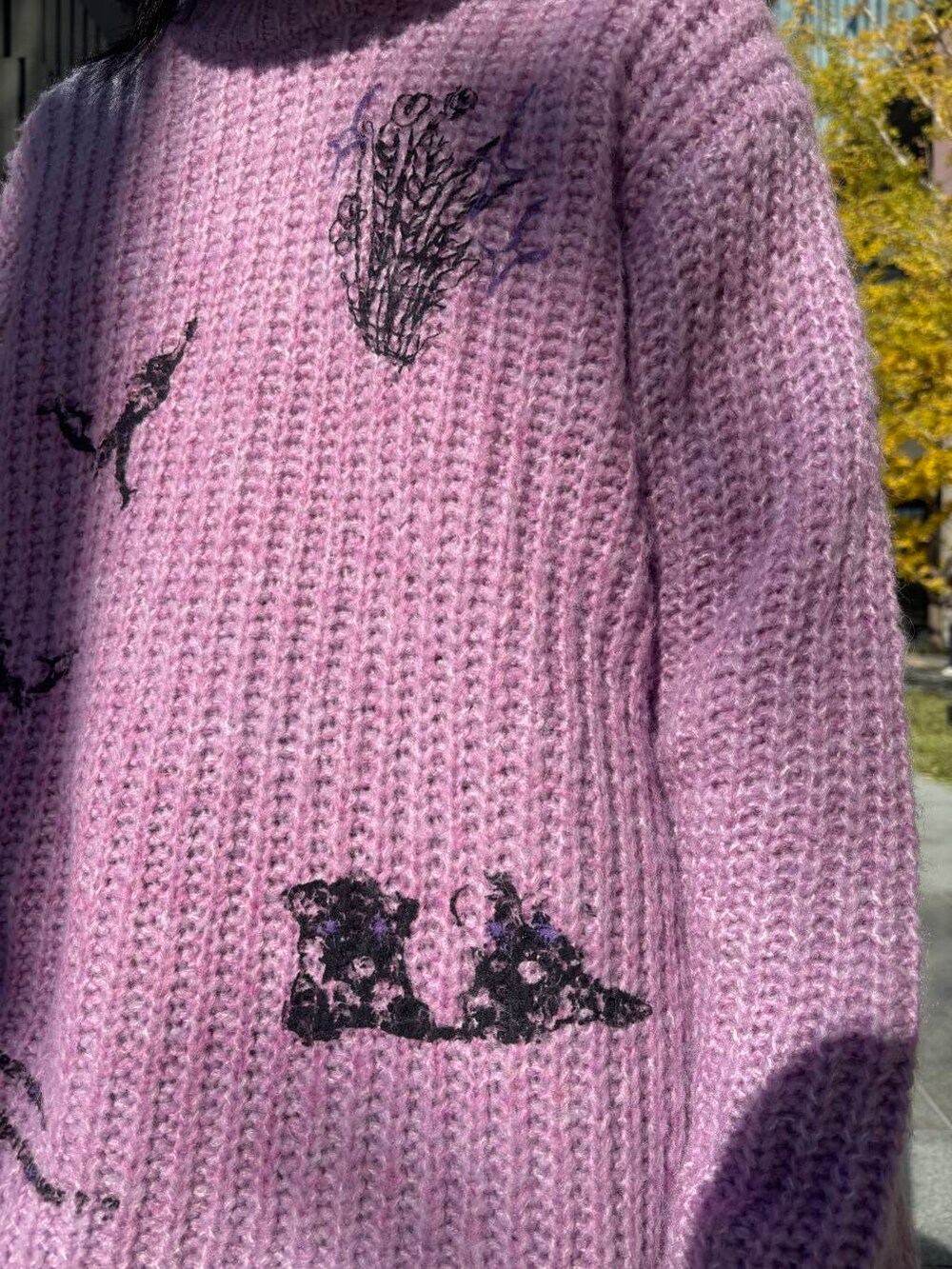 パープル系のニット/セーター、ブラウン系のその他パンツ、ブラック系のハットを着用したメンズの冬コーディネートの5枚目の写真