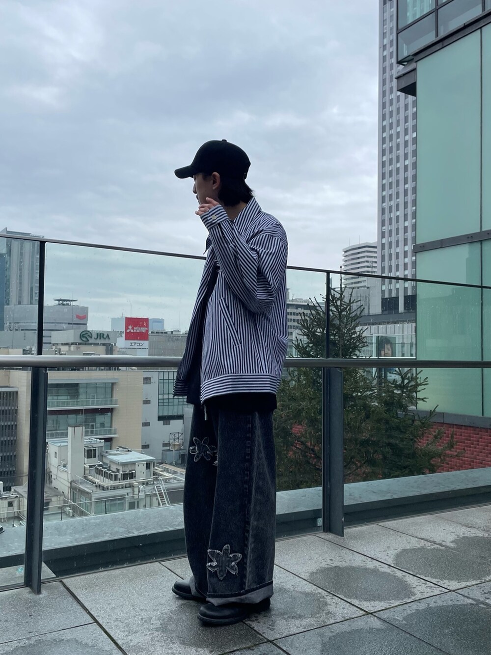 ブラック系のTシャツ/カットソー、ブラック系のデニムパンツ、その他のブルゾンを着用したメンズの春コーディネートの3枚目の写真