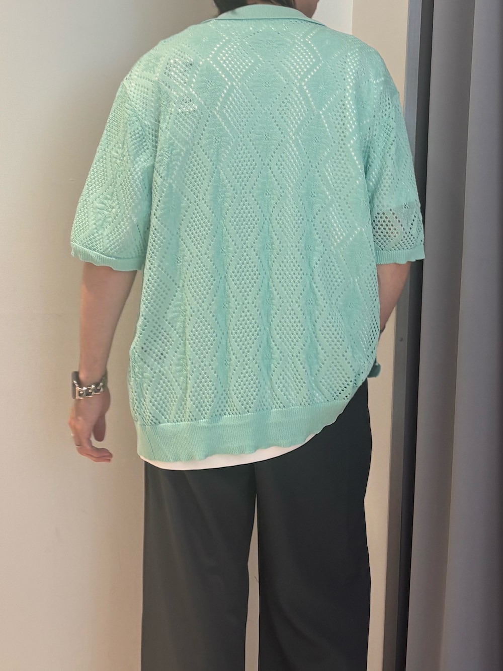 グリーン系のカーディガン/ボレロ、グレー系のその他パンツを着用したメンズの春コーディネートの3枚目の写真