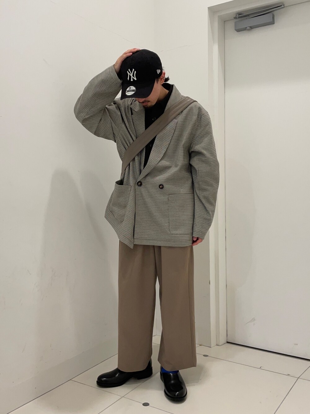 その他のその他アウター、ブラウン系のシャツ/ブラウスを着用したメンズの秋コーディネートの3枚目の写真