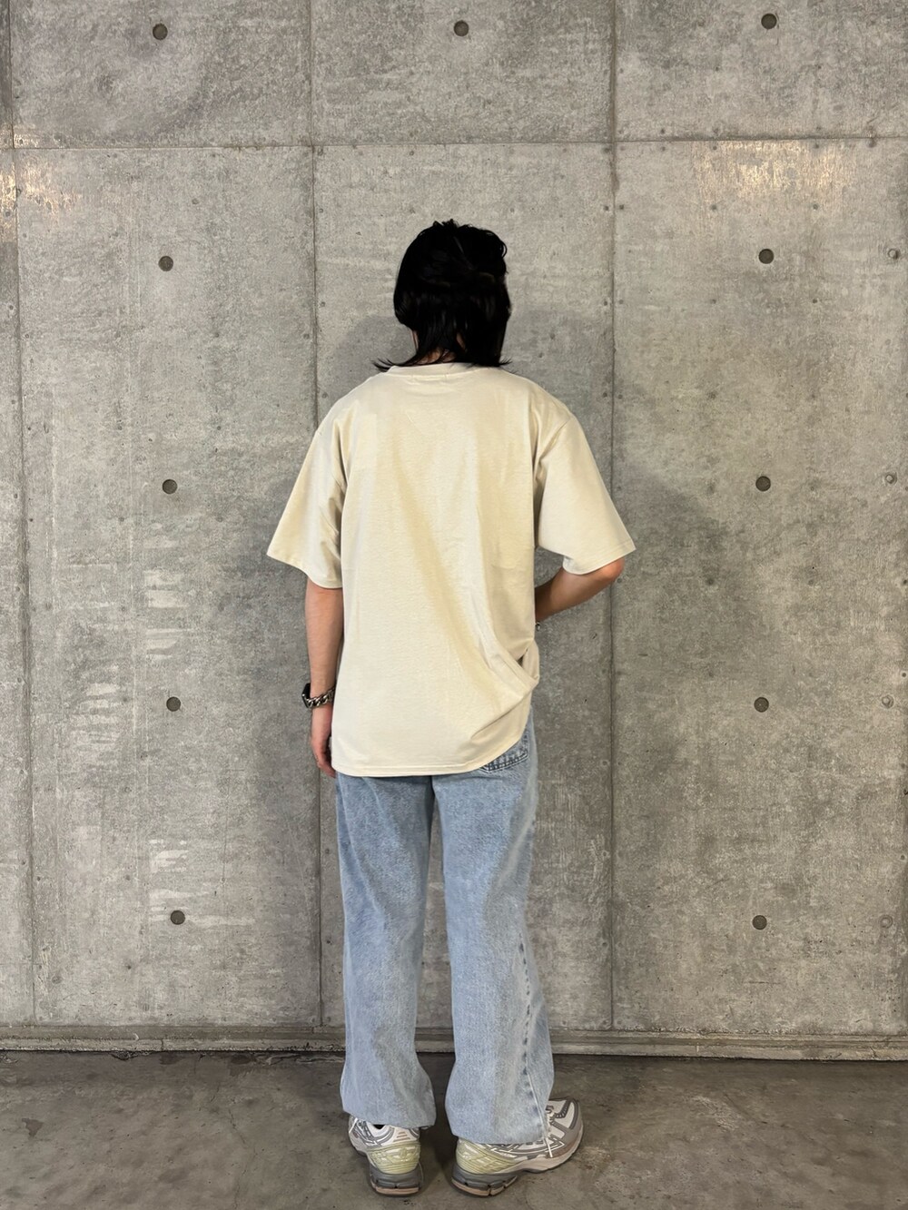 ベージュ系のTシャツ/カットソー、ブルー系のデニムパンツを着用したメンズの秋コーディネートの2枚目の写真