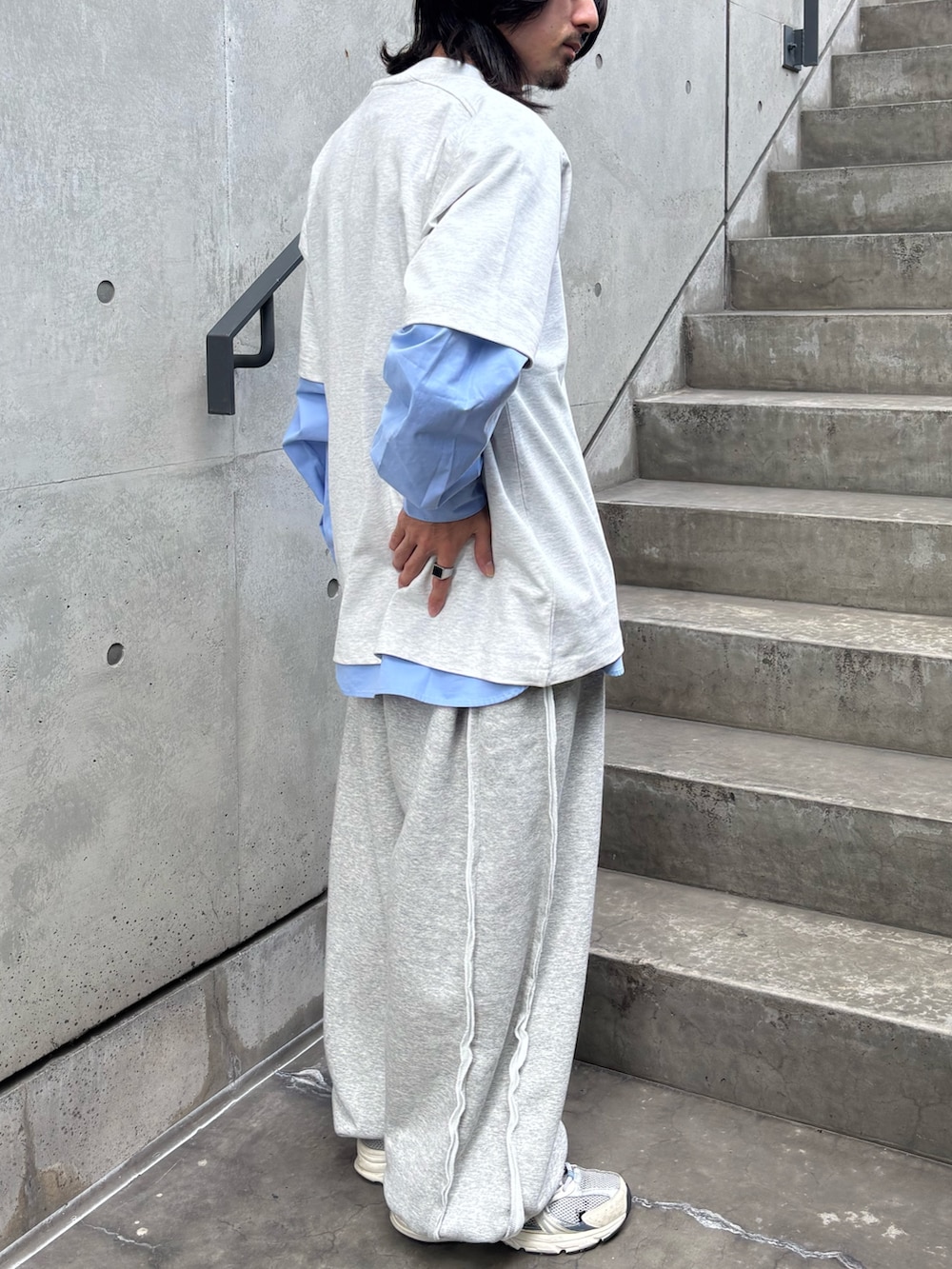 グリーン系のその他パンツ、ブルー系のシャツ/ブラウス、グレー系のTシャツ/カットソーを着用したメンズの秋コーディネートの2枚目の写真