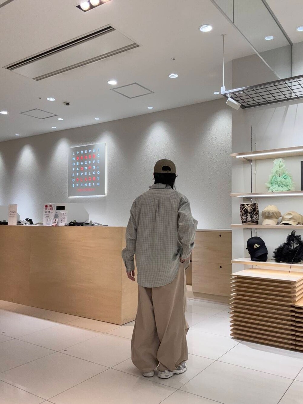 ベージュ系のシャツ/ブラウス、ベージュ系のその他パンツを着用したメンズの春コーディネートの3枚目の写真