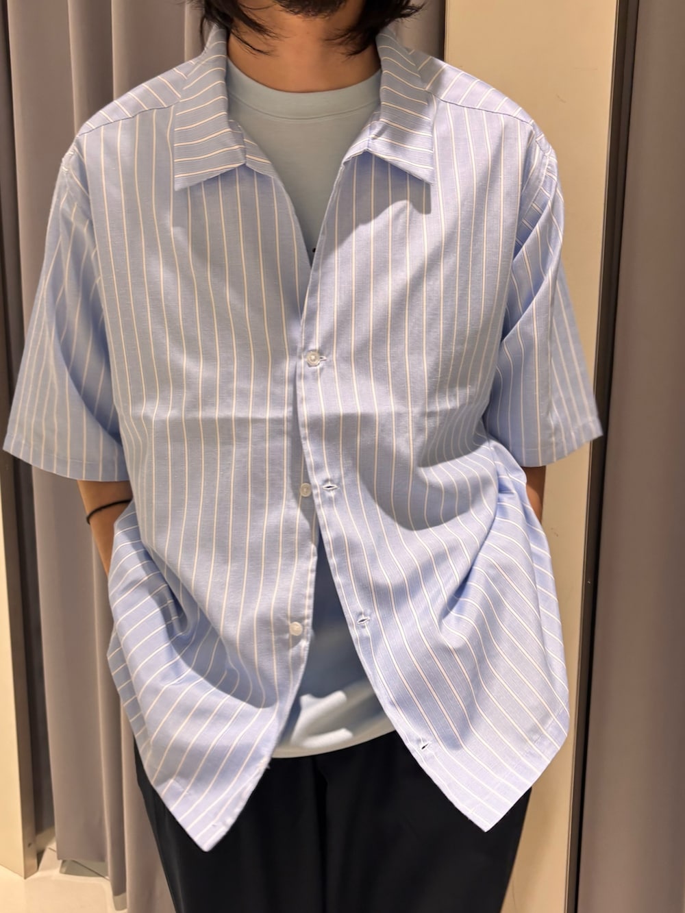 ブルー系のシャツ/ブラウス、ブルー系のその他パンツを着用したメンズの夏コーディネートの5枚目の写真