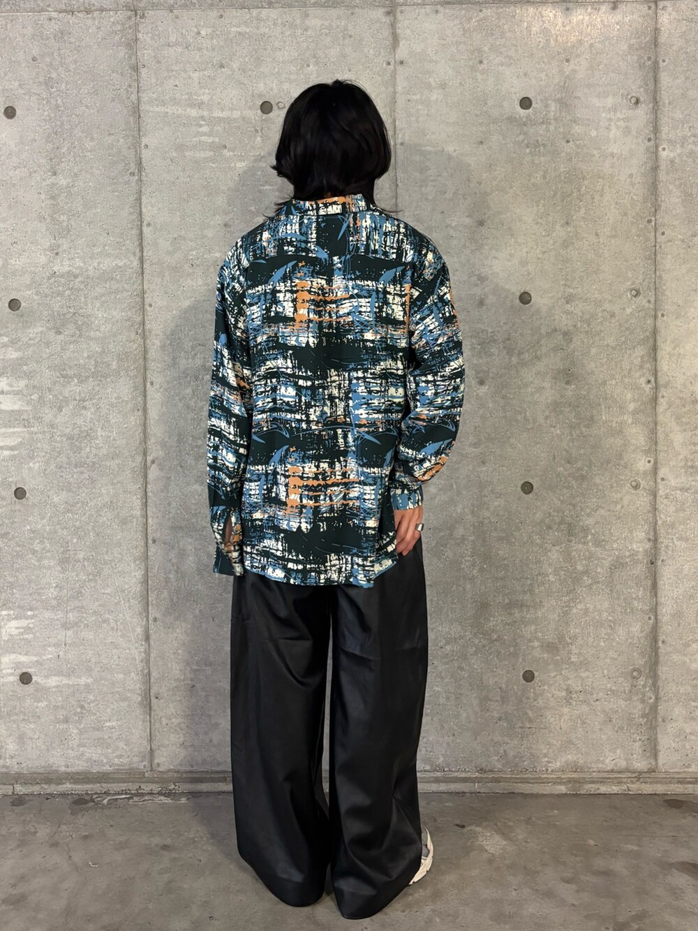 ブラック系のその他パンツ、ブルー系のシャツ/ブラウスを着用したメンズの秋コーディネートの5枚目の写真