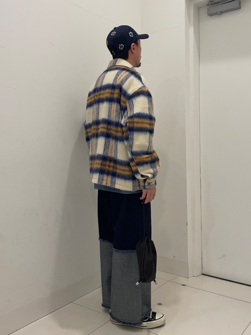 その他のブルゾン、ブルー系のデニムパンツを着用したメンズの冬コーディネートの2枚目の写真