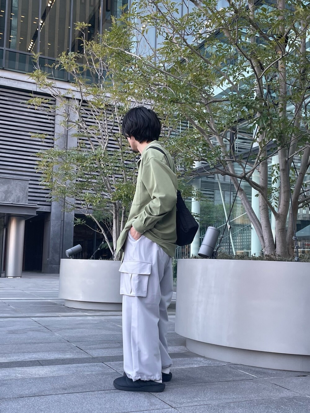 グレー系のその他パンツ、グリーン系のシャツ/ブラウス、グレー系のショルダーバッグを着用したメンズの春コーディネートの2枚目の写真