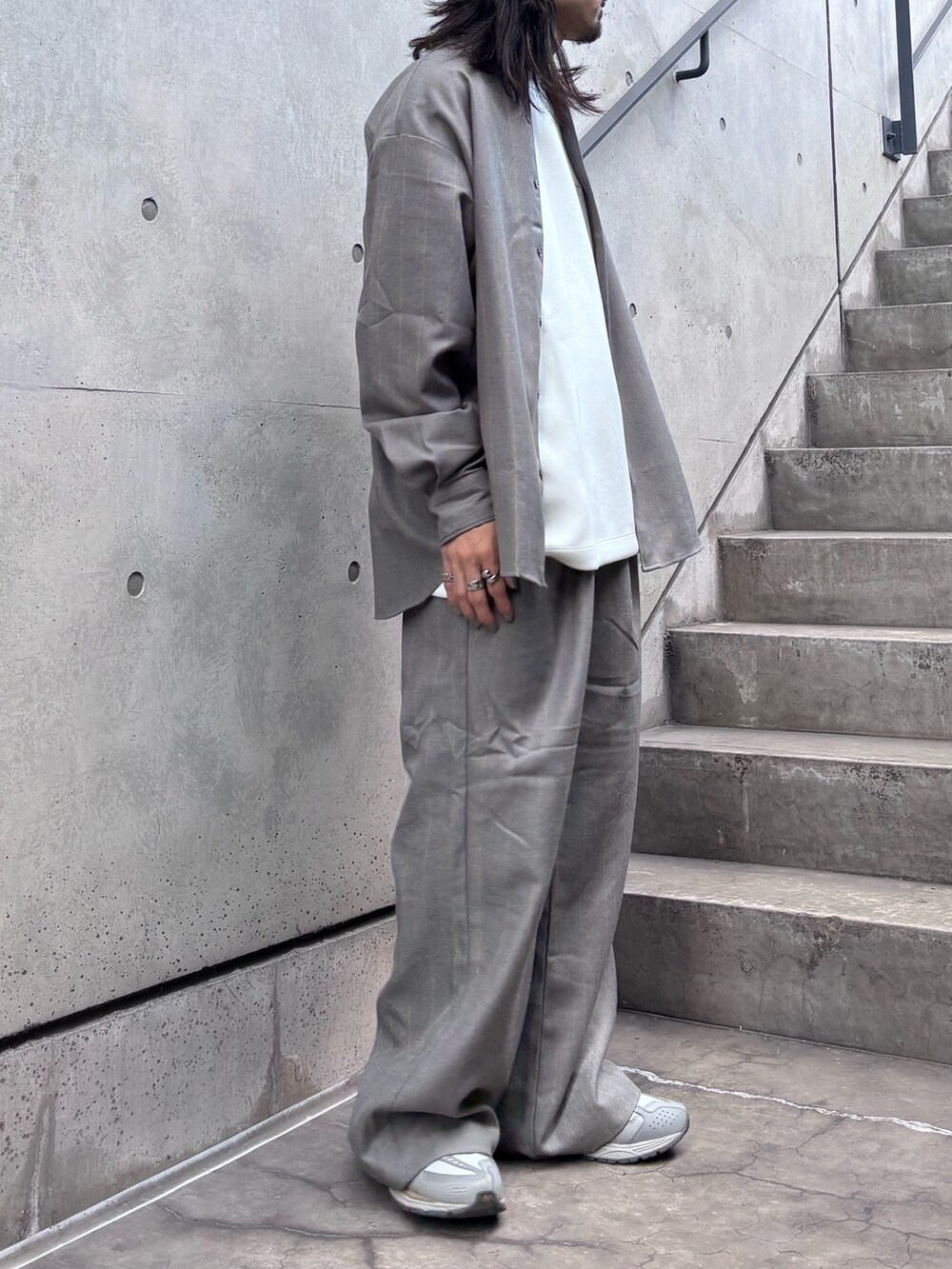 グレー系のその他パンツ、グレー系のシャツ/ブラウスを着用したメンズの秋コーディネートの2枚目の写真