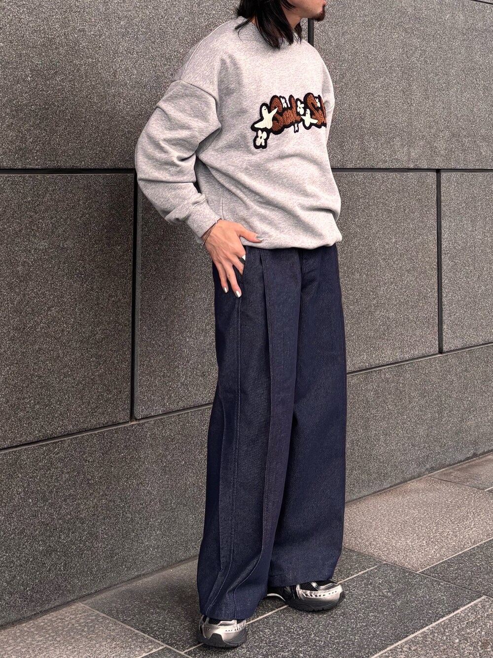 グレー系のスウェット、ブルー系のデニムパンツを着用したメンズの春コーディネートの3枚目の写真