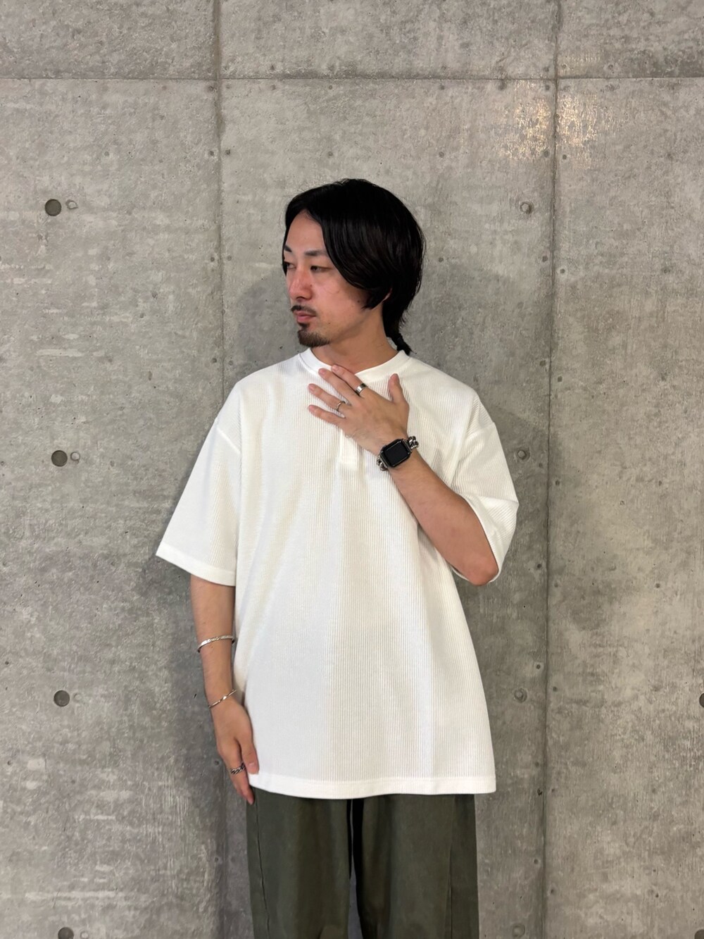 ホワイト系のTシャツ/カットソー、グリーン系のデニムパンツを着用したメンズの秋コーディネートの4枚目の写真