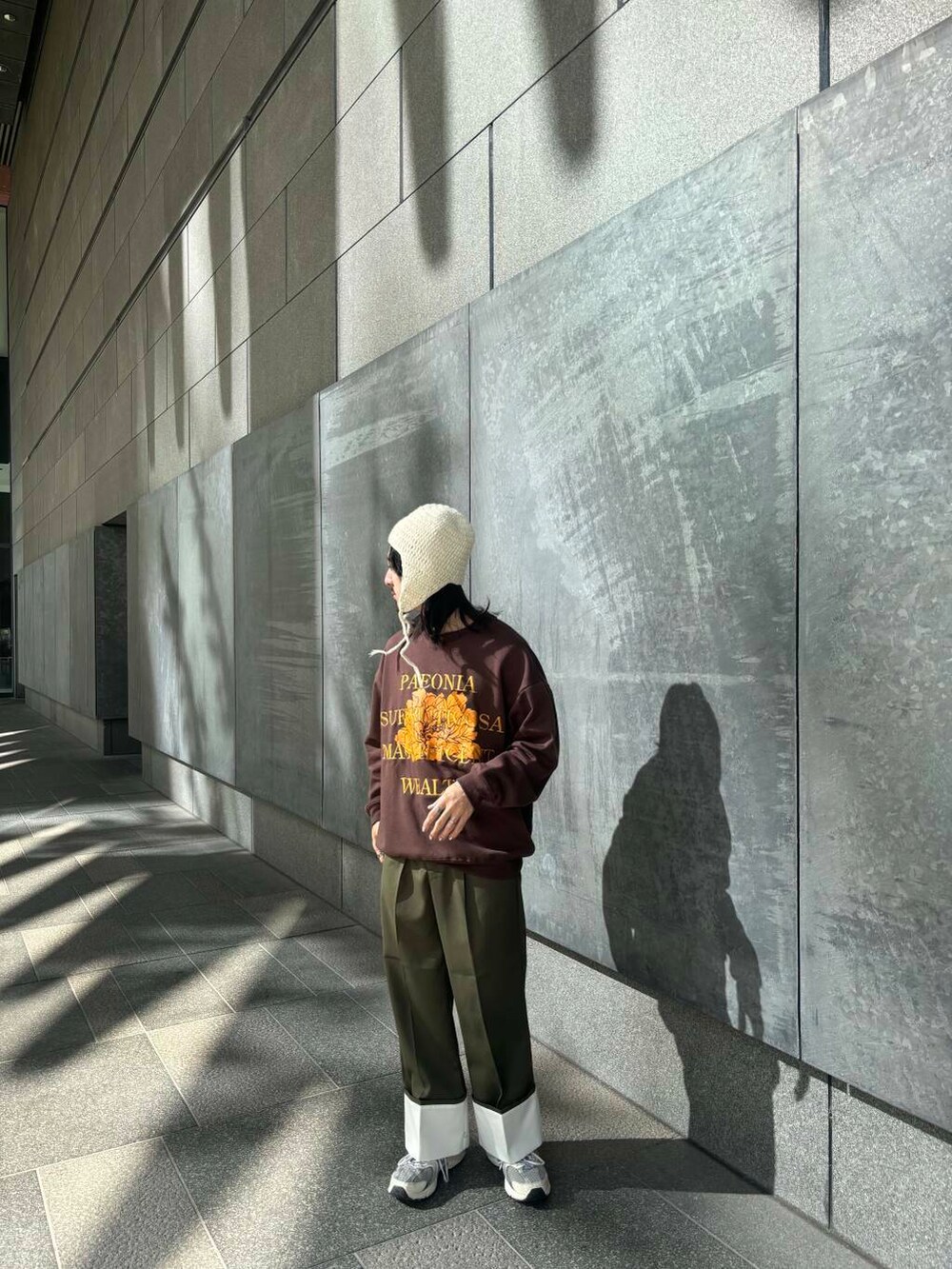 グリーン系のその他パンツ、ブラウン系のスウェット、ホワイト系のニットキャップ/ビーニーを着用したメンズの秋コーディネートの2枚目の写真