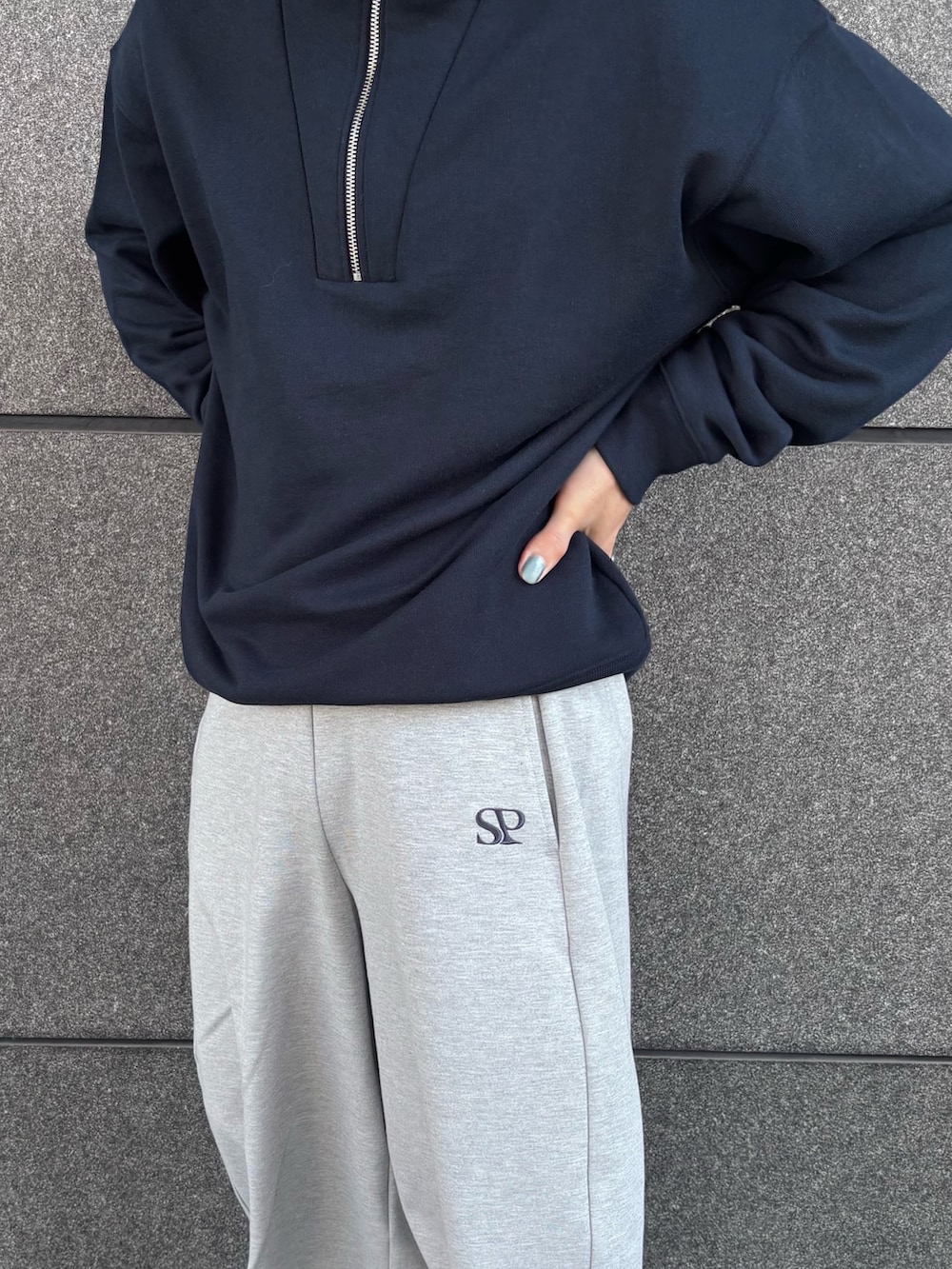 グレー系のその他パンツ、ブルー系のスウェットを着用したメンズの冬コーディネートの2枚目の写真