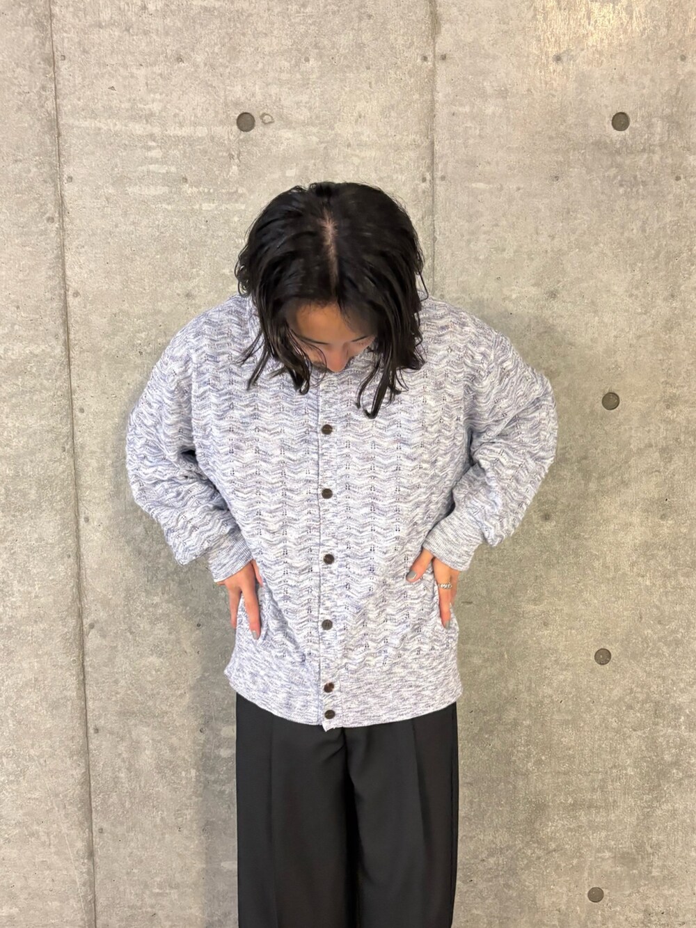 ブルー系のカーディガン/ボレロ、ブラック系のその他パンツを着用したメンズの秋コーディネートの2枚目の写真