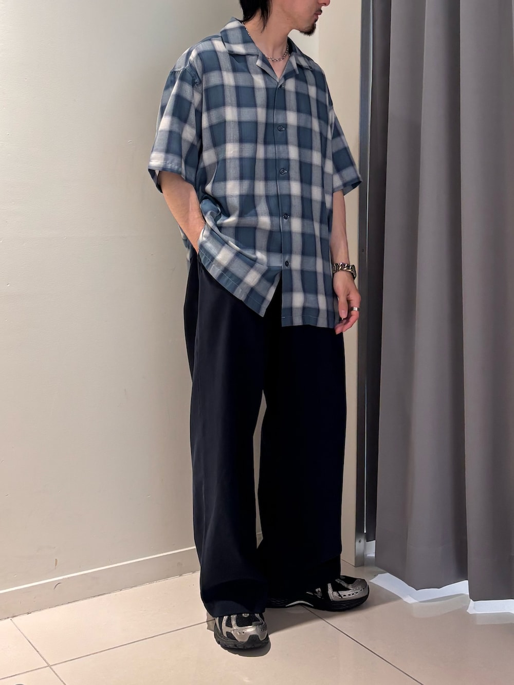 ブルー系のその他パンツ、ブルー系のシャツ/ブラウスを着用したメンズの春コーディネートの2枚目の写真
