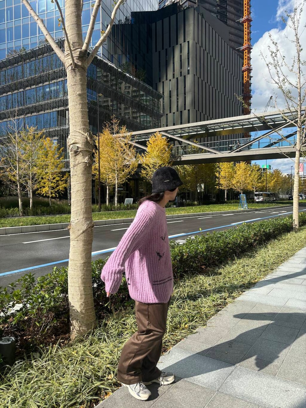 パープル系のニット/セーター、ブラウン系のその他パンツ、ブラック系のハットを着用したメンズの冬コーディネートの2枚目の写真