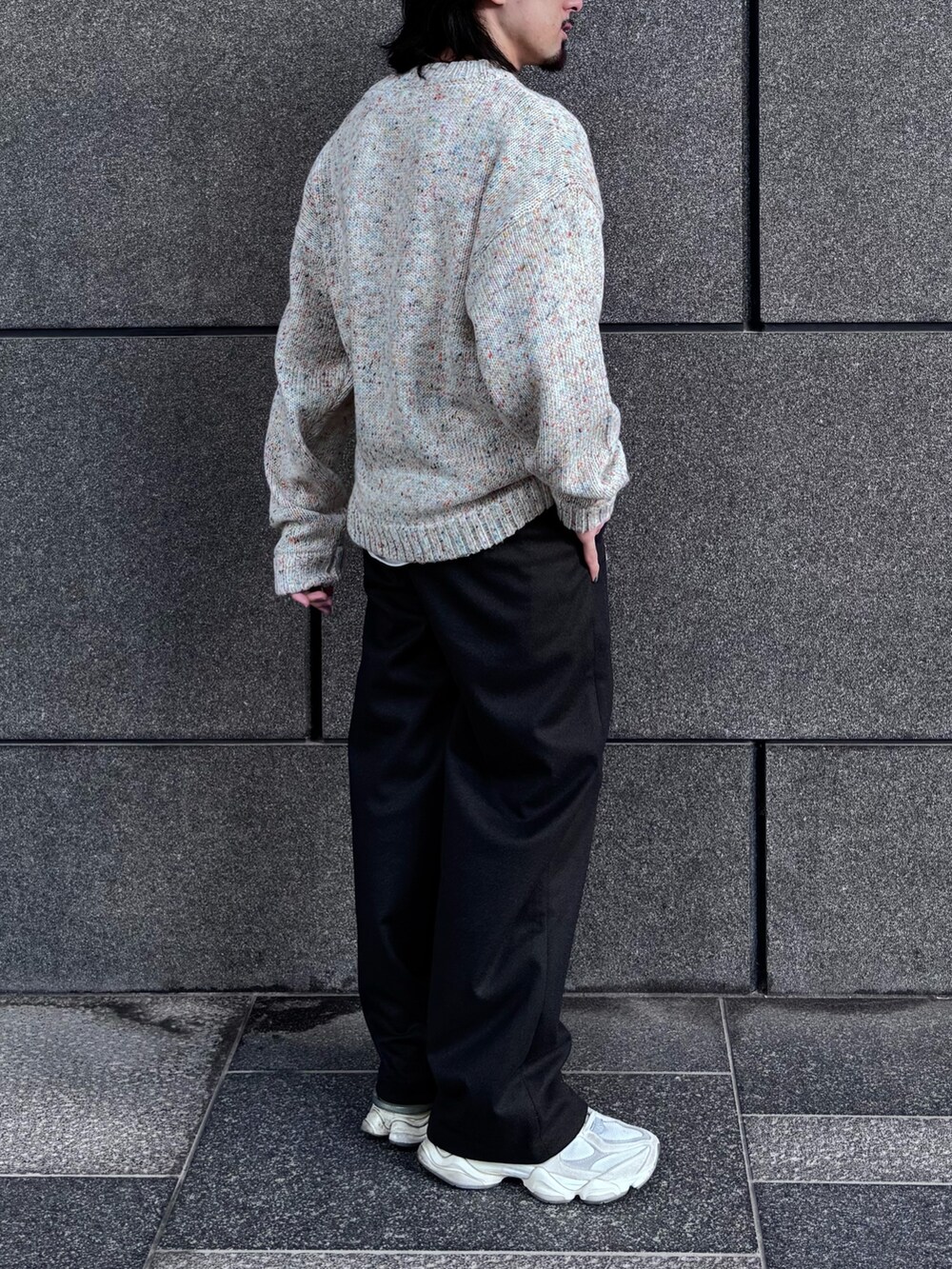 ホワイト系のニット/セーター、グレー系のその他パンツを着用したメンズの冬コーディネートの4枚目の写真