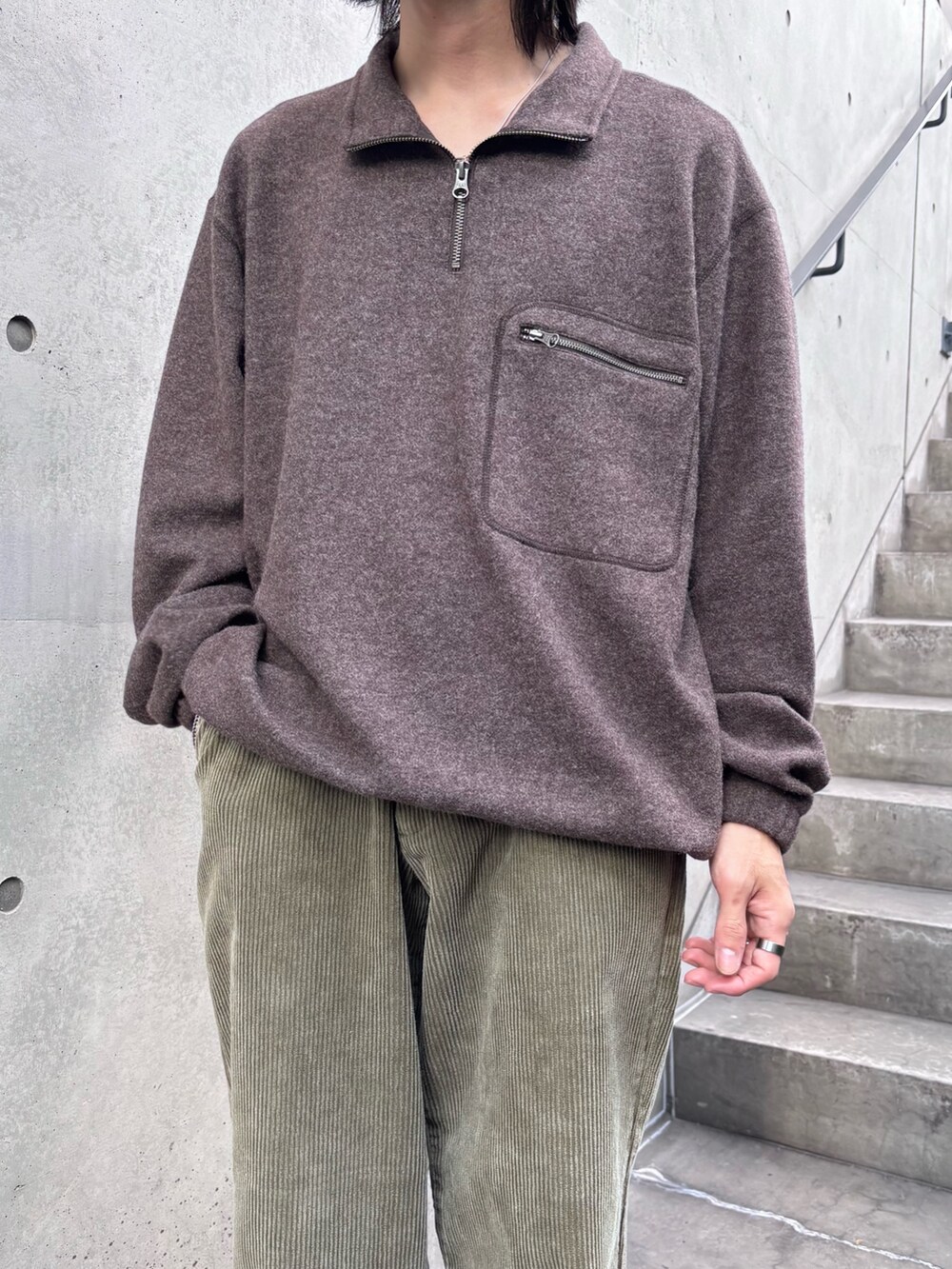 ブラウン系のTシャツ/カットソー、ベージュ系のその他パンツを着用したメンズの冬コーディネートの2枚目の写真