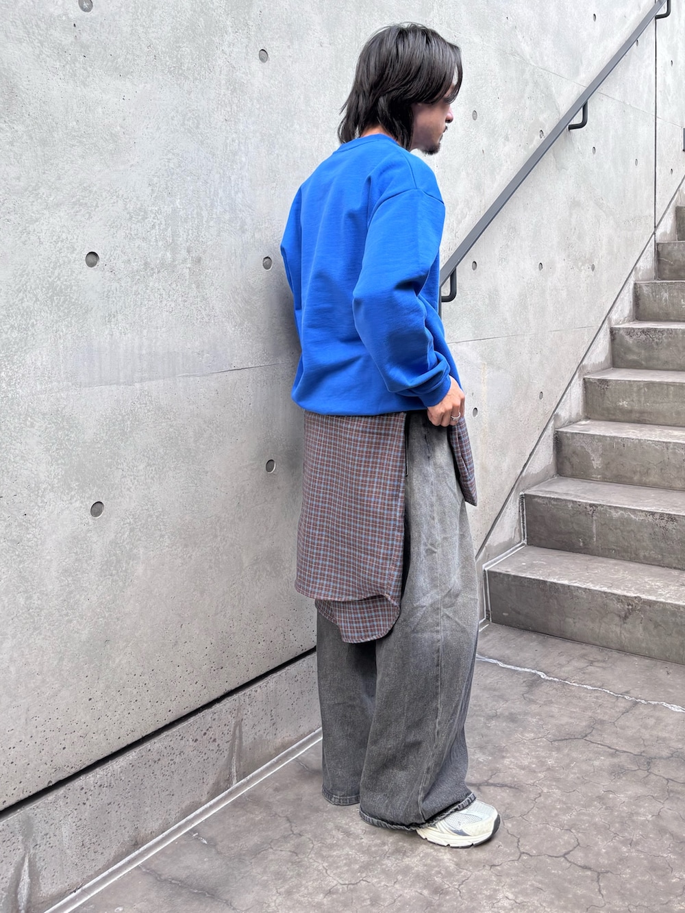 ブラック系のデニムパンツ、ブルー系のスウェット、ブラウン系のシャツ/ブラウスを着用したメンズの冬コーディネートの4枚目の写真