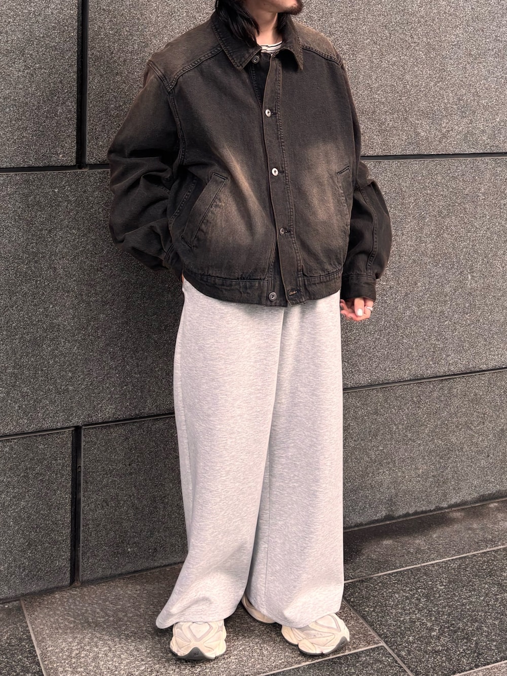 ブラック系のデニムジャケット、グレー系のその他パンツを着用したメンズの春コーディネートの4枚目の写真
