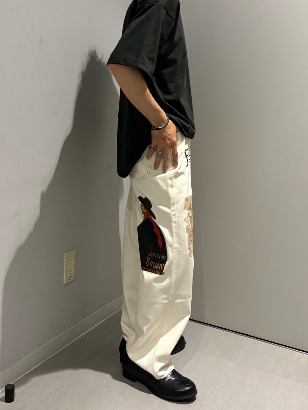 ブラック系のTシャツ/カットソー、ホワイト系のその他パンツを着用したメンズの夏コーディネートの3枚目の写真