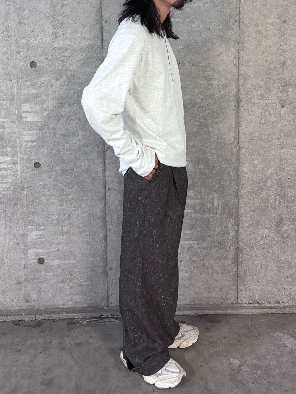 ベージュ系のTシャツ/カットソー、ブラック系のその他パンツを着用したメンズの秋コーディネートの2枚目の写真