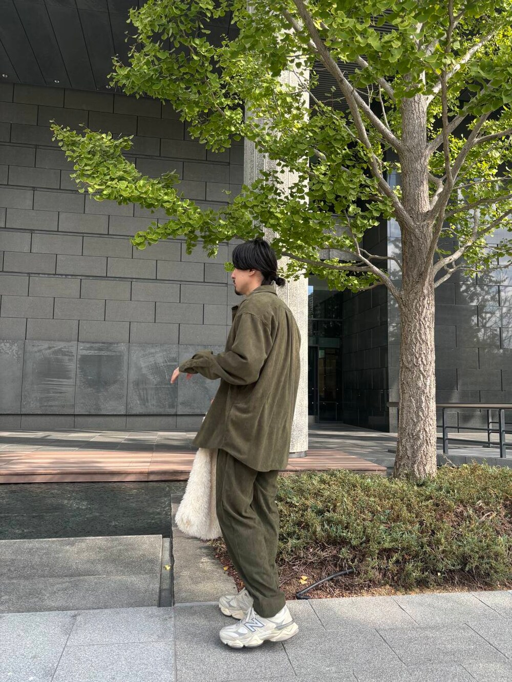 グリーン系のシャツ/ブラウス、グリーン系のその他パンツを着用したメンズの秋コーディネートの2枚目の写真