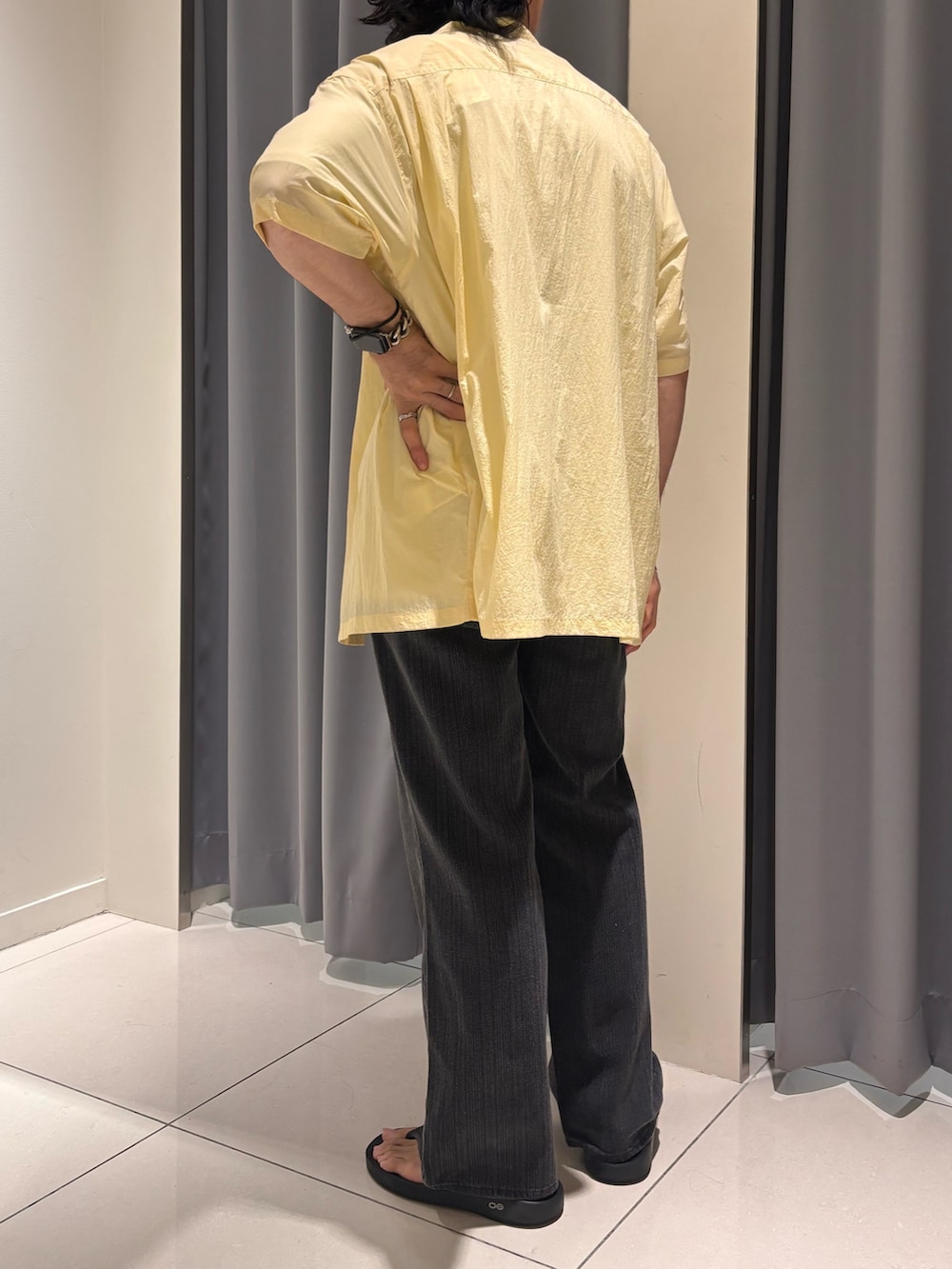 ブラック系のデニムパンツ、イエロー系のシャツ/ブラウス、グレー系のTシャツ/カットソーを着用したメンズの夏コーディネートの5枚目の写真