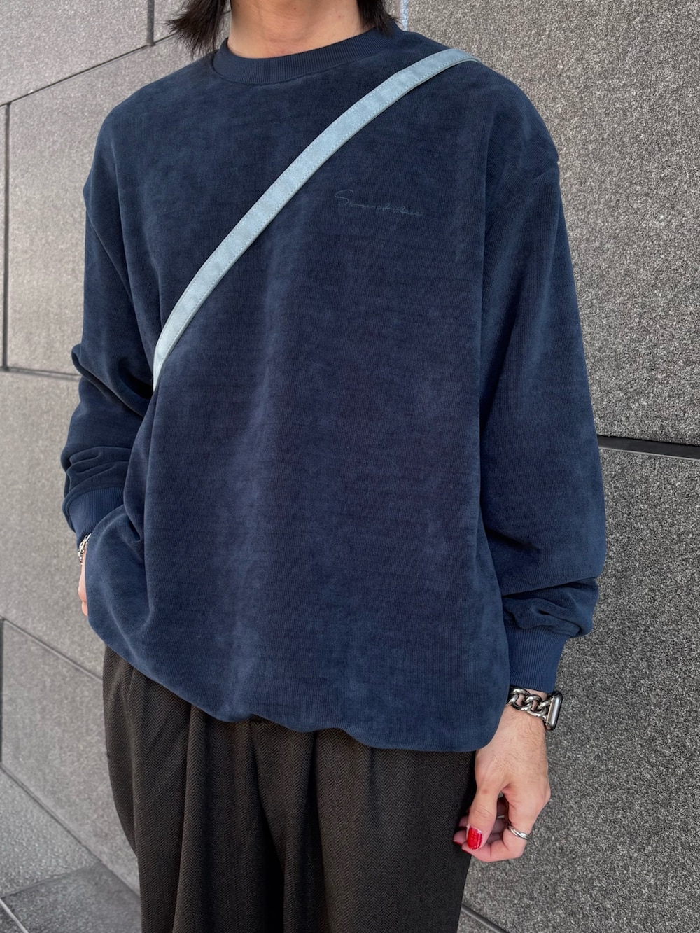 ブルー系のニット/セーター、グレー系のその他パンツを着用したメンズの冬コーディネートの3枚目の写真