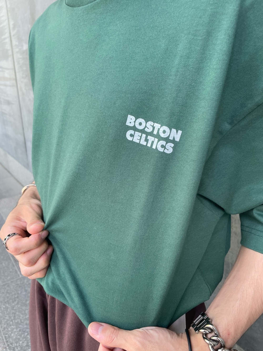 その他のその他パンツ、グリーン系のTシャツ/カットソーを着用したメンズの夏コーディネートの3枚目の写真