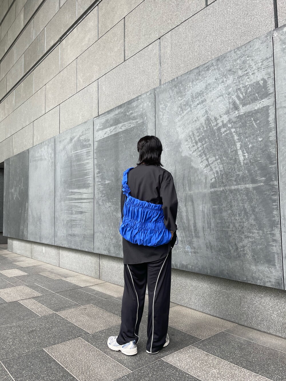 グレー系のシャツ/ブラウス、ブラック系のその他パンツを着用したメンズの夏コーディネートの3枚目の写真