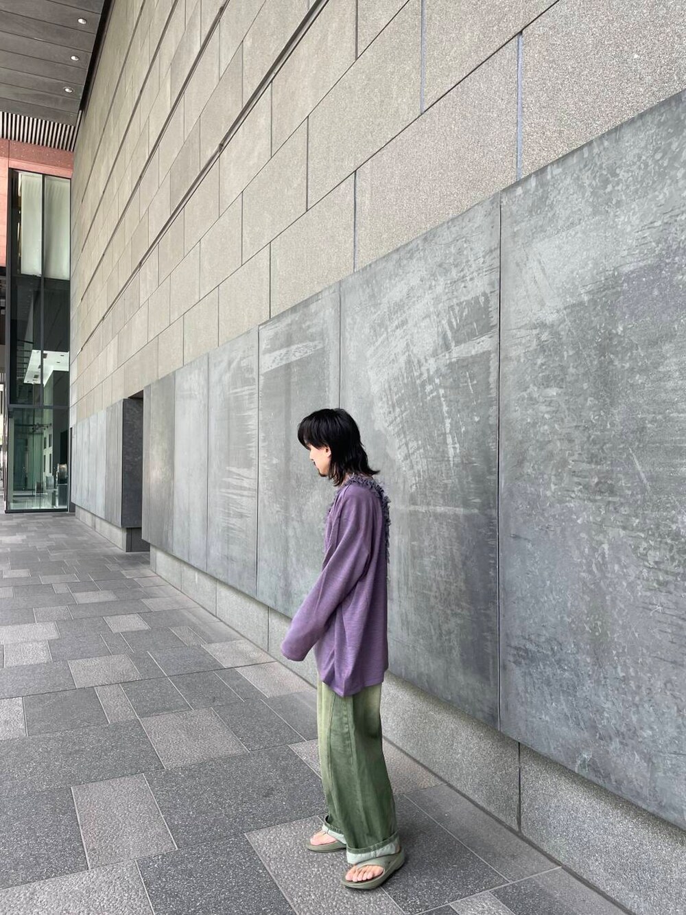 グリーン系のデニムパンツ、ブラウン系のTシャツ/カットソー、グレー系のスマホケース/カバーを着用したメンズの秋コーディネートの3枚目の写真