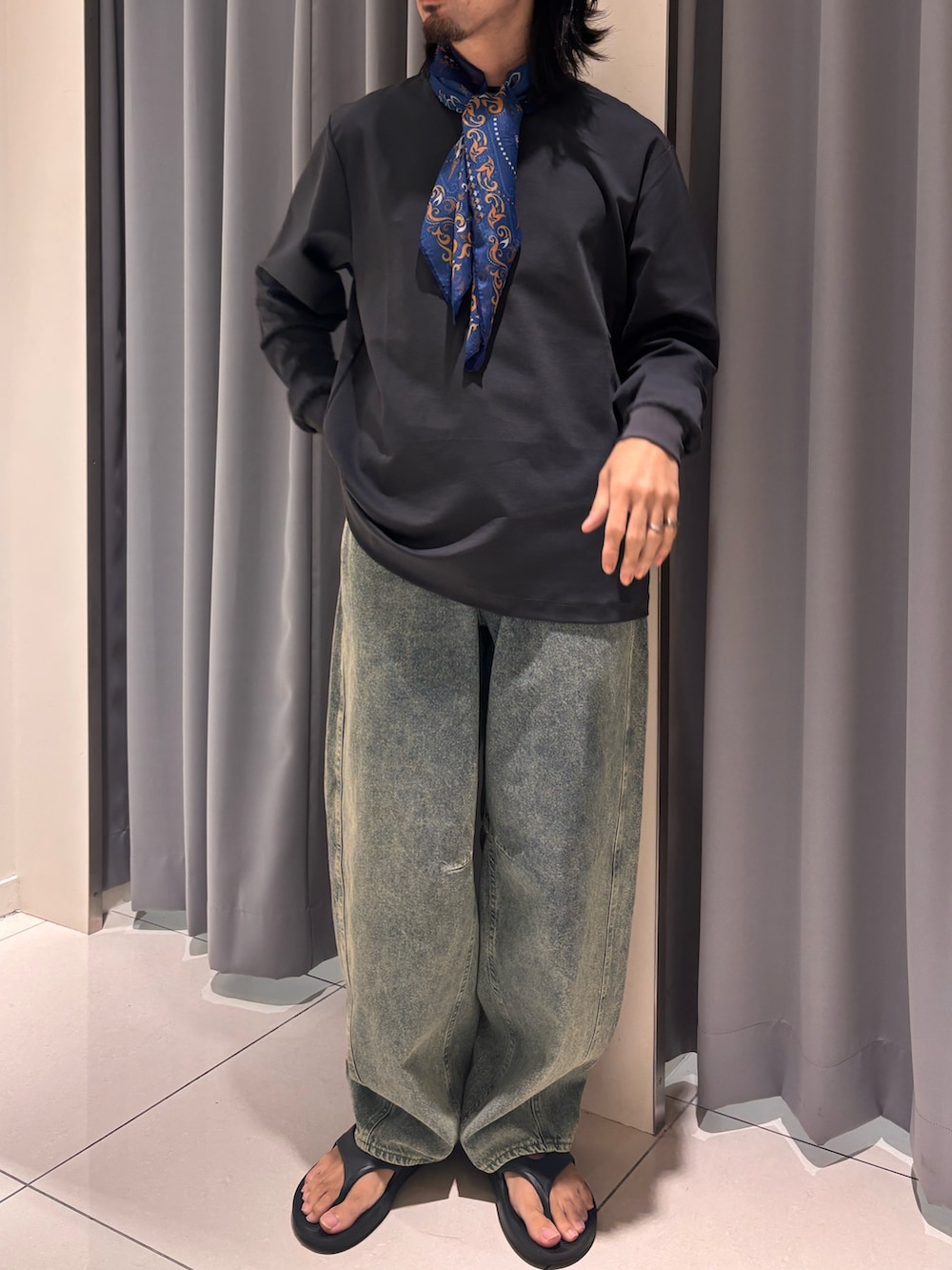 ブルー系のデニムパンツ、グレー系のTシャツ/カットソーを着用したメンズの夏コーディネートの3枚目の写真