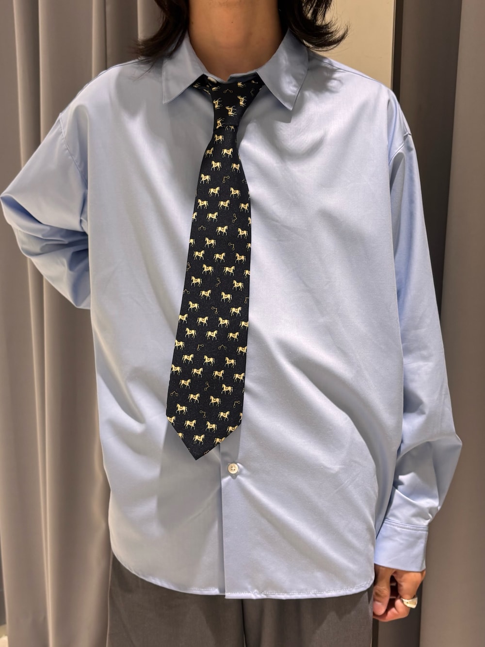 ブルー系のシャツ/ブラウス、グレー系のその他パンツ、ブルー系のネクタイを着用したメンズの秋コーディネートの2枚目の写真