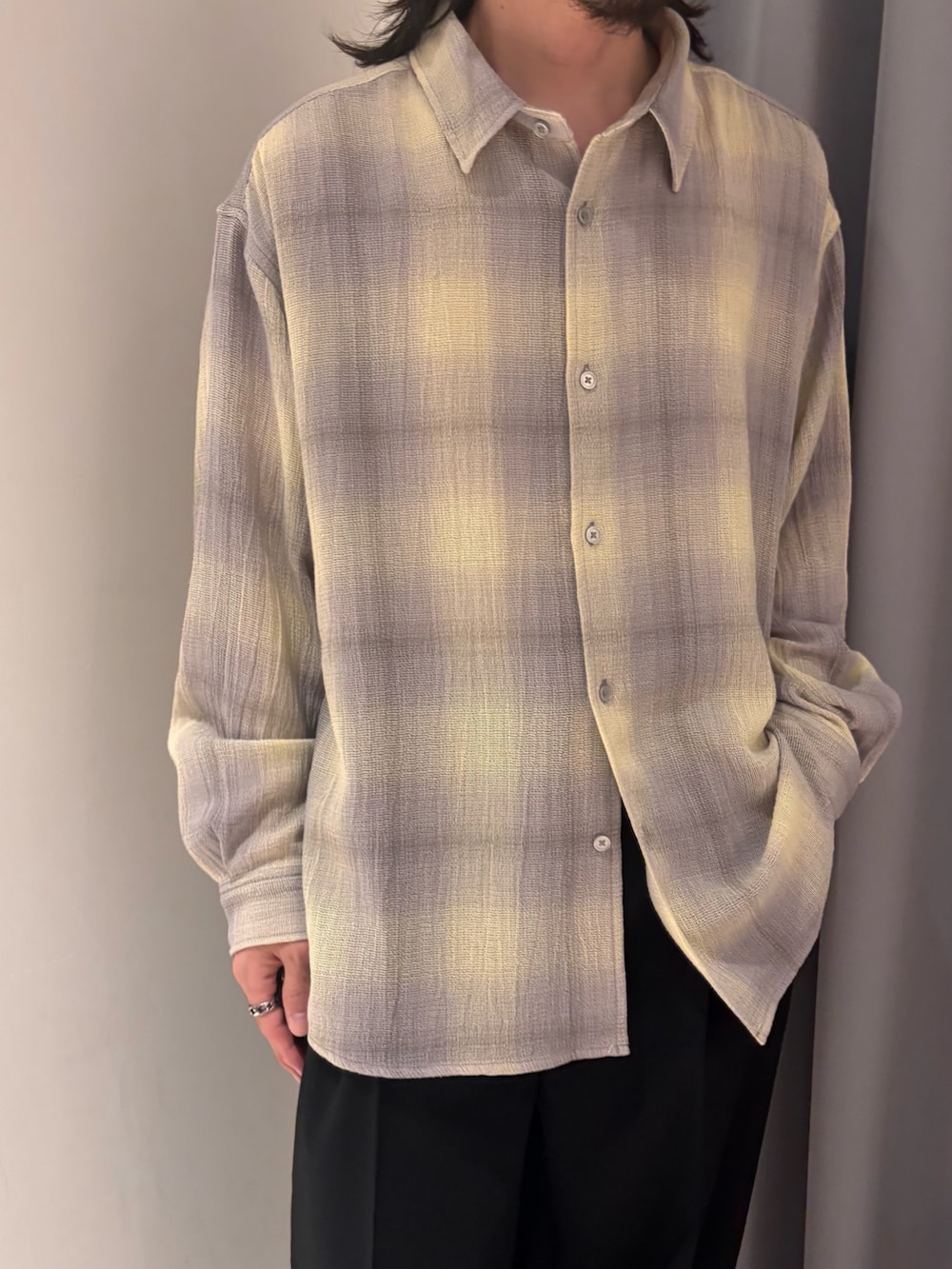 ブラック系のスラックス、イエロー系のシャツ/ブラウスを着用したメンズの春コーディネートの3枚目の写真