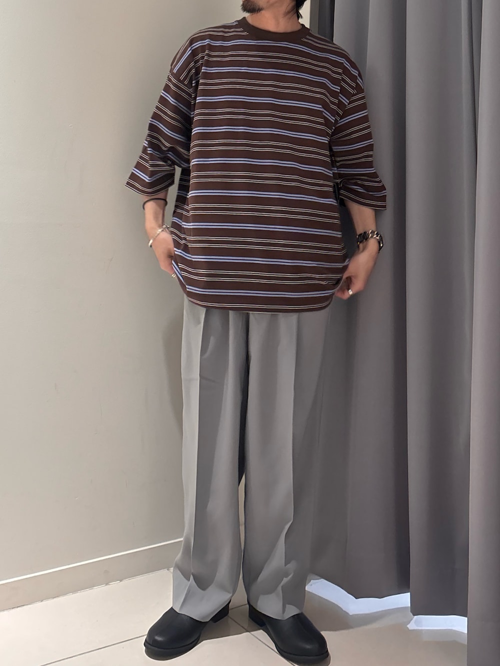 ブラウン系のTシャツ/カットソー、グレー系のその他パンツを着用したメンズの春コーディネートの2枚目の写真