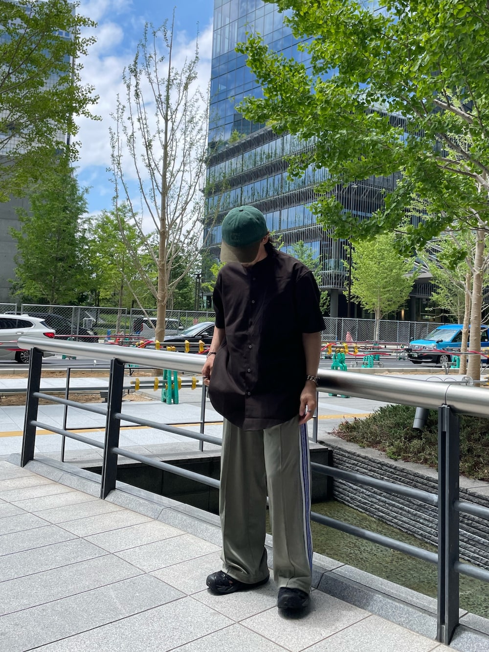 グリーン系のその他パンツ、ブラウン系のシャツ/ブラウス、グリーン系のキャップを着用したメンズの夏コーディネートの2枚目の写真