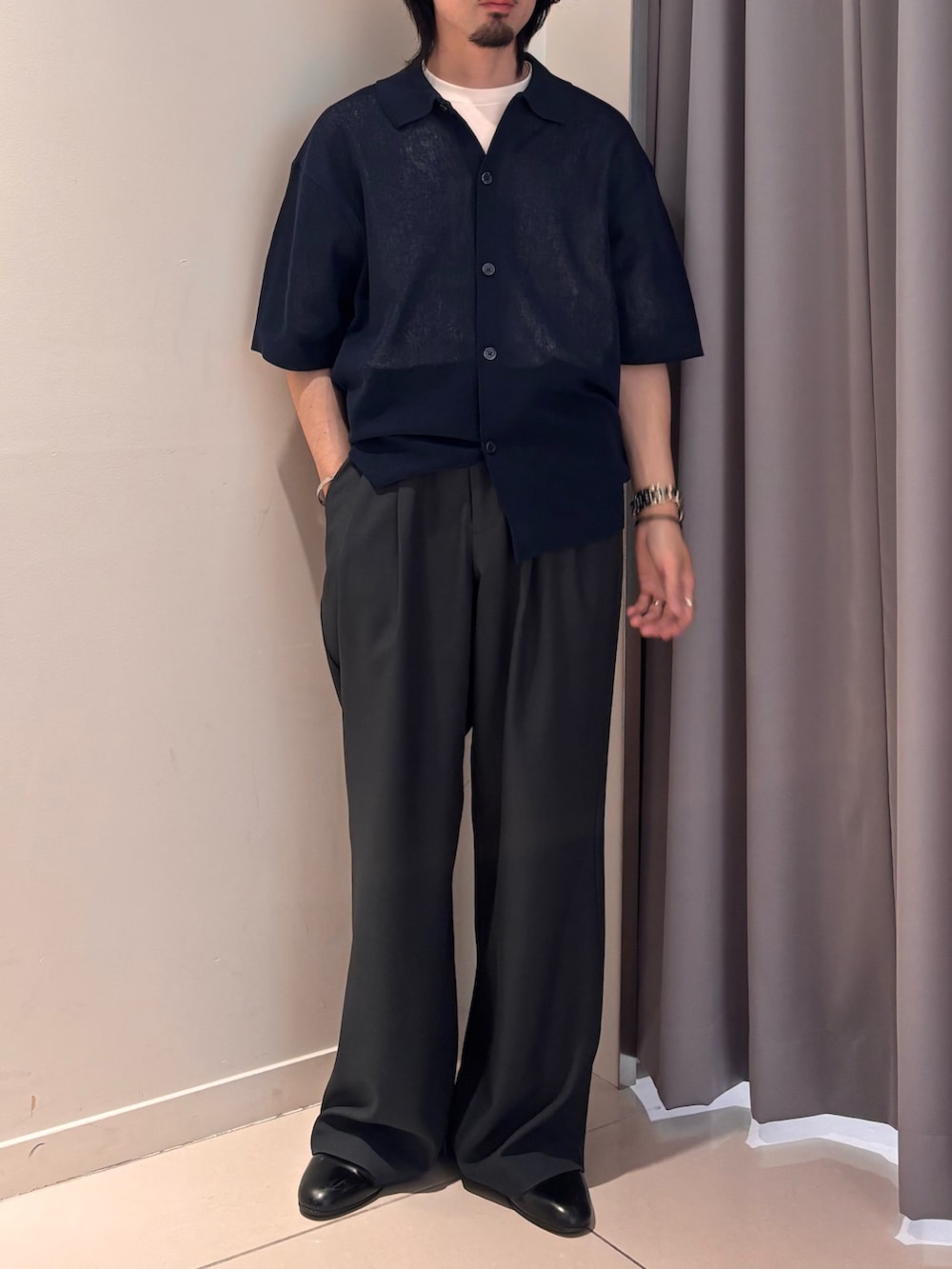 ブルー系のニット/セーター、グレー系のその他パンツを着用したメンズの夏コーディネートの3枚目の写真
