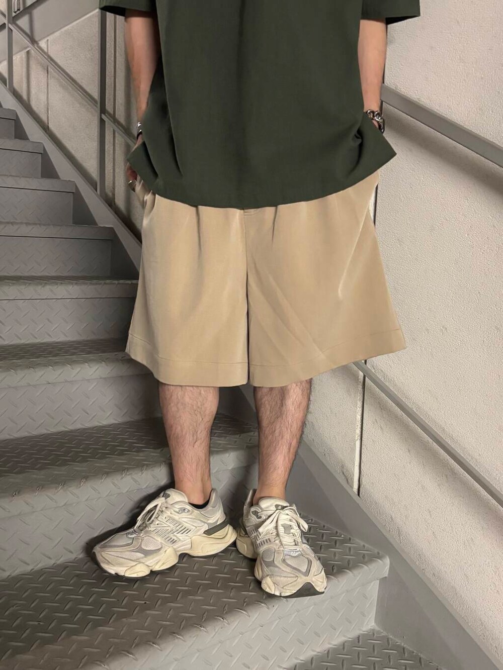 ベージュ系のその他パンツ、グリーン系のシャツ/ブラウスを着用したメンズの夏コーディネートの4枚目の写真