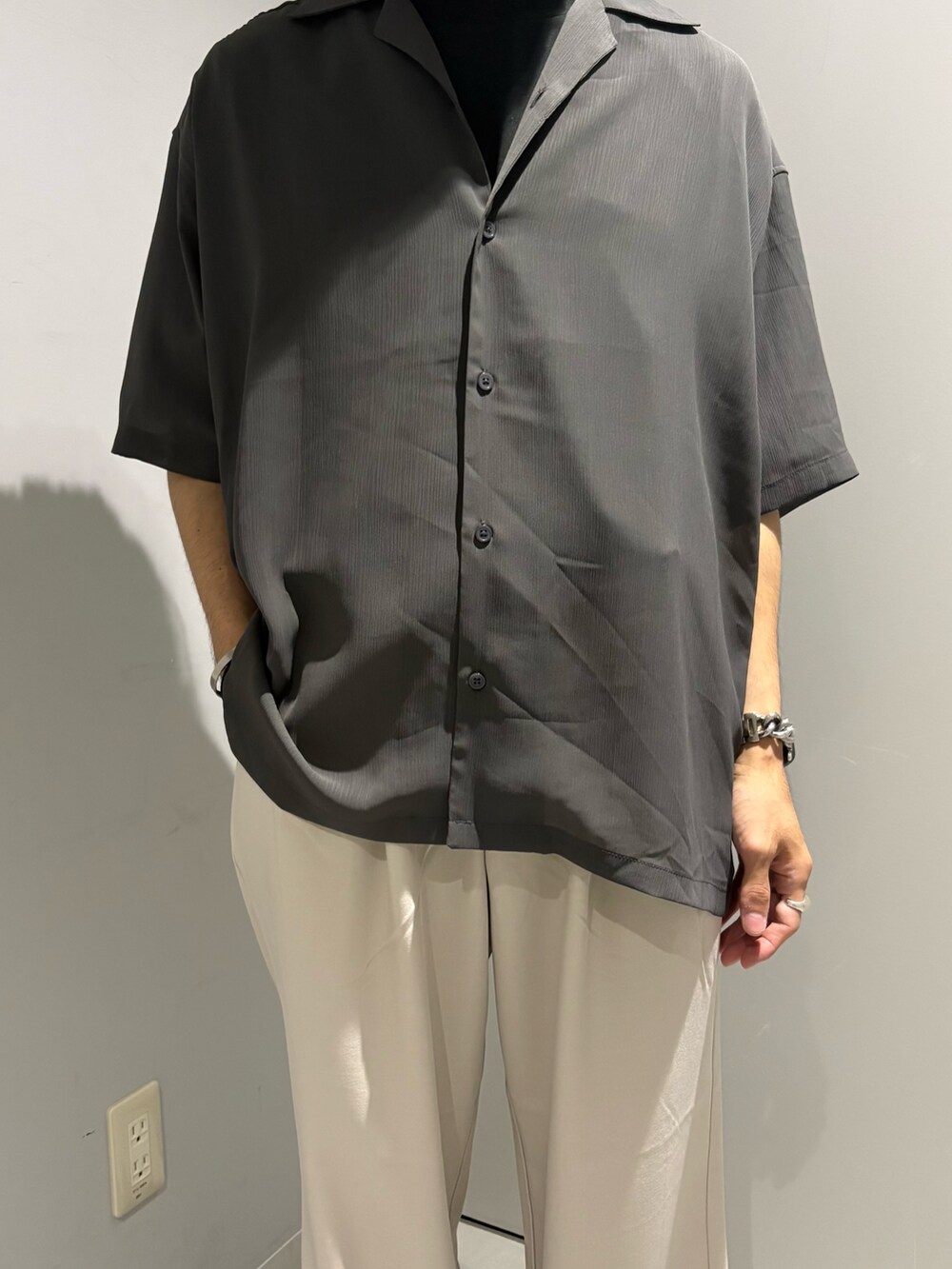 グレー系のシャツ/ブラウス、ベージュ系のその他パンツを着用したメンズの夏コーディネートの2枚目の写真
