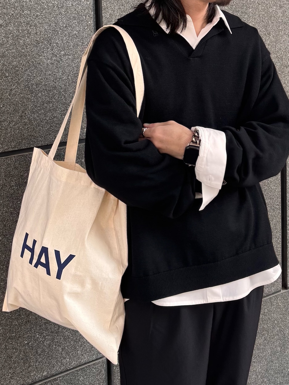 ホワイト系のシャツ/ブラウス、ブラック系のニット/セーター、ブラック系のスラックスを着用したメンズの冬コーディネートの4枚目の写真