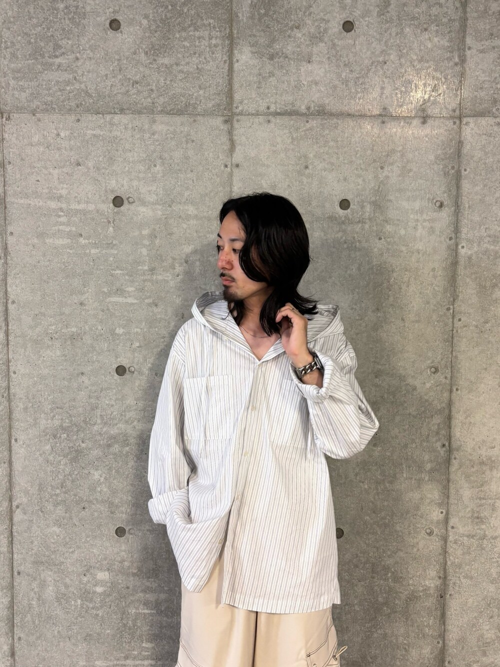 ホワイト系のシャツ/ブラウス、ホワイト系のその他パンツを着用したメンズの秋コーディネートの2枚目の写真