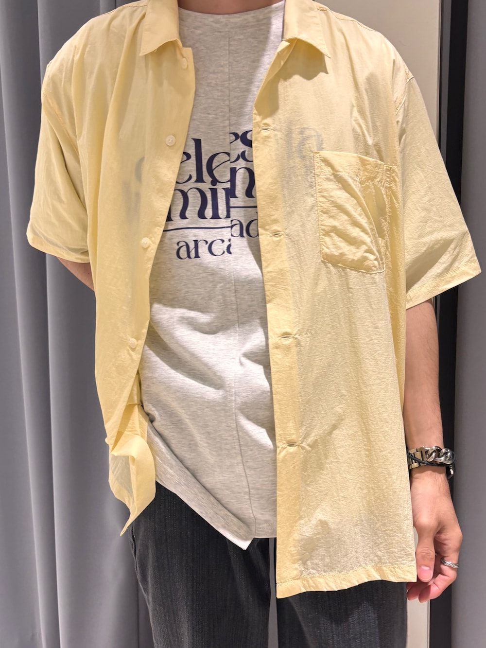 ブラック系のデニムパンツ、イエロー系のシャツ/ブラウス、グレー系のTシャツ/カットソーを着用したメンズの夏コーディネートの2枚目の写真