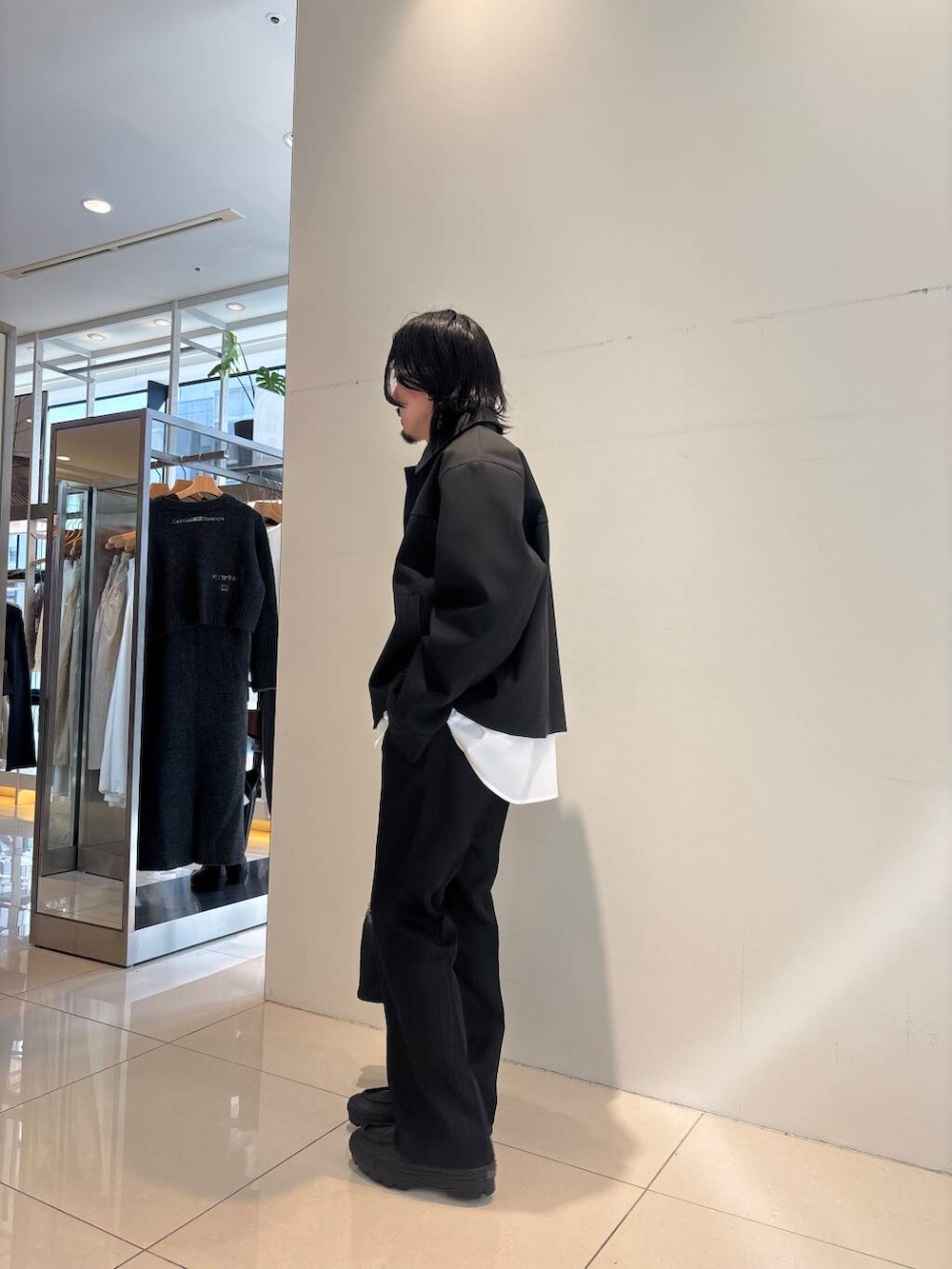 ブラック系のその他パンツ、ホワイト系のシャツ/ブラウス、ブラック系のブルゾンを着用したメンズの冬コーディネートの2枚目の写真