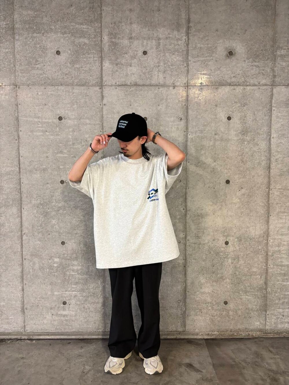 グレー系のその他パンツ、グレー系のTシャツ/カットソーを着用したメンズの夏コーディネートの2枚目の写真