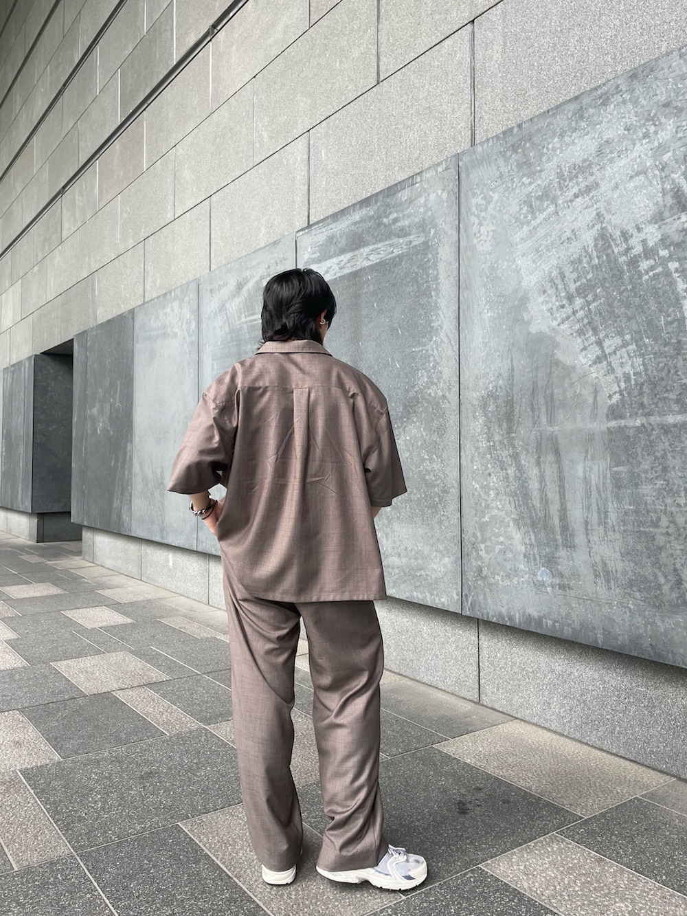 ブラウン系のその他パンツ、ブラウン系のシャツ/ブラウスを着用したメンズの夏コーディネートの3枚目の写真