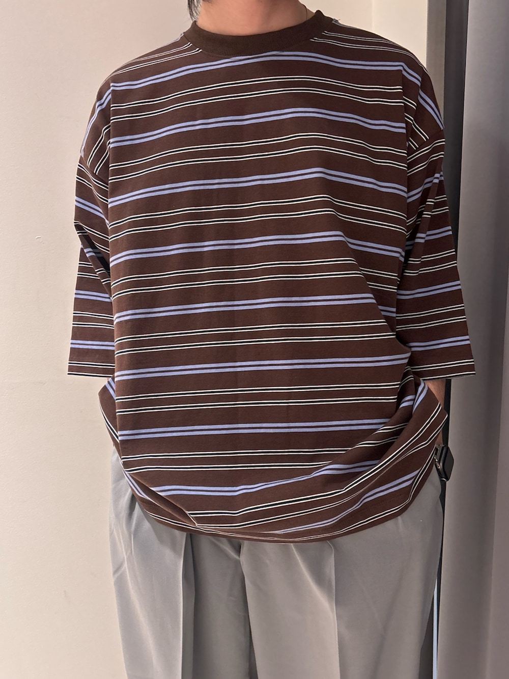 ブラウン系のTシャツ/カットソー、グレー系のその他パンツを着用したメンズの春コーディネートの3枚目の写真