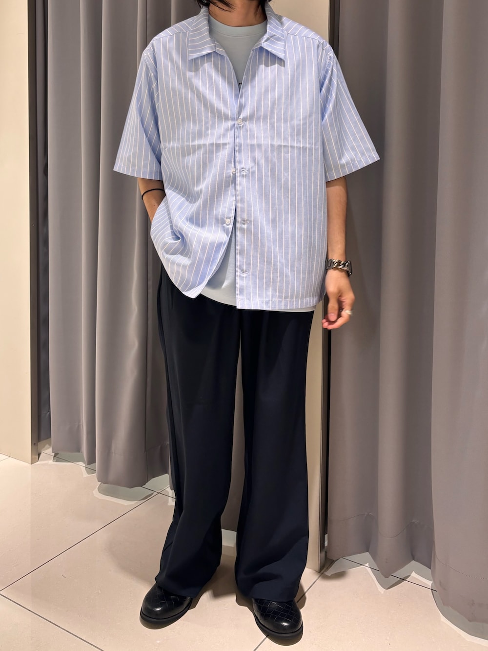 ブルー系のシャツ/ブラウス、ブルー系のその他パンツを着用したメンズの夏コーディネートの3枚目の写真