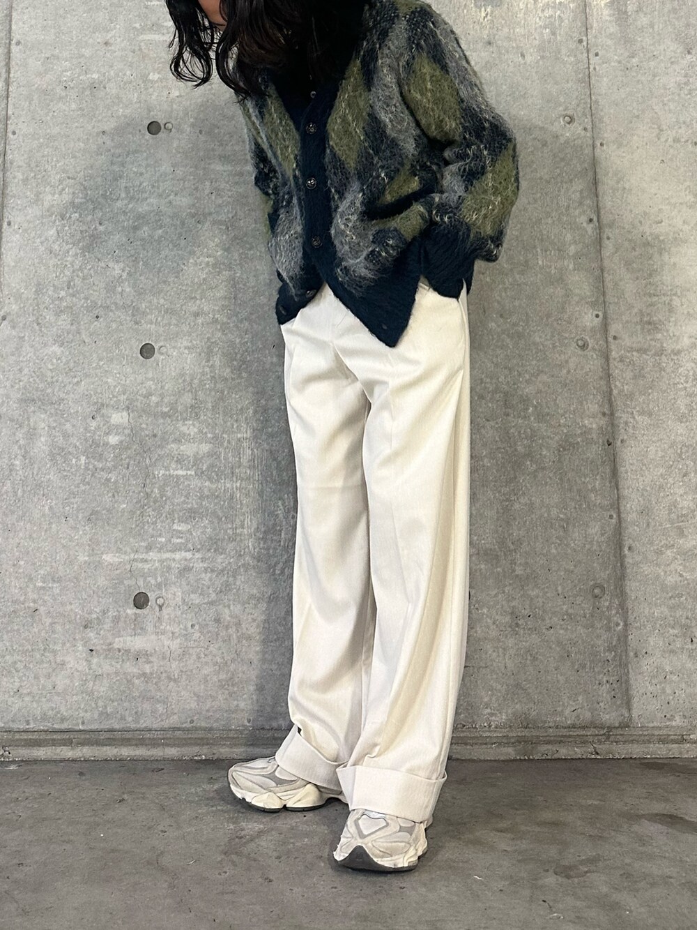 ベージュ系のその他パンツ、ブルー系のニット/セーターを着用したメンズの秋コーディネートの3枚目の写真